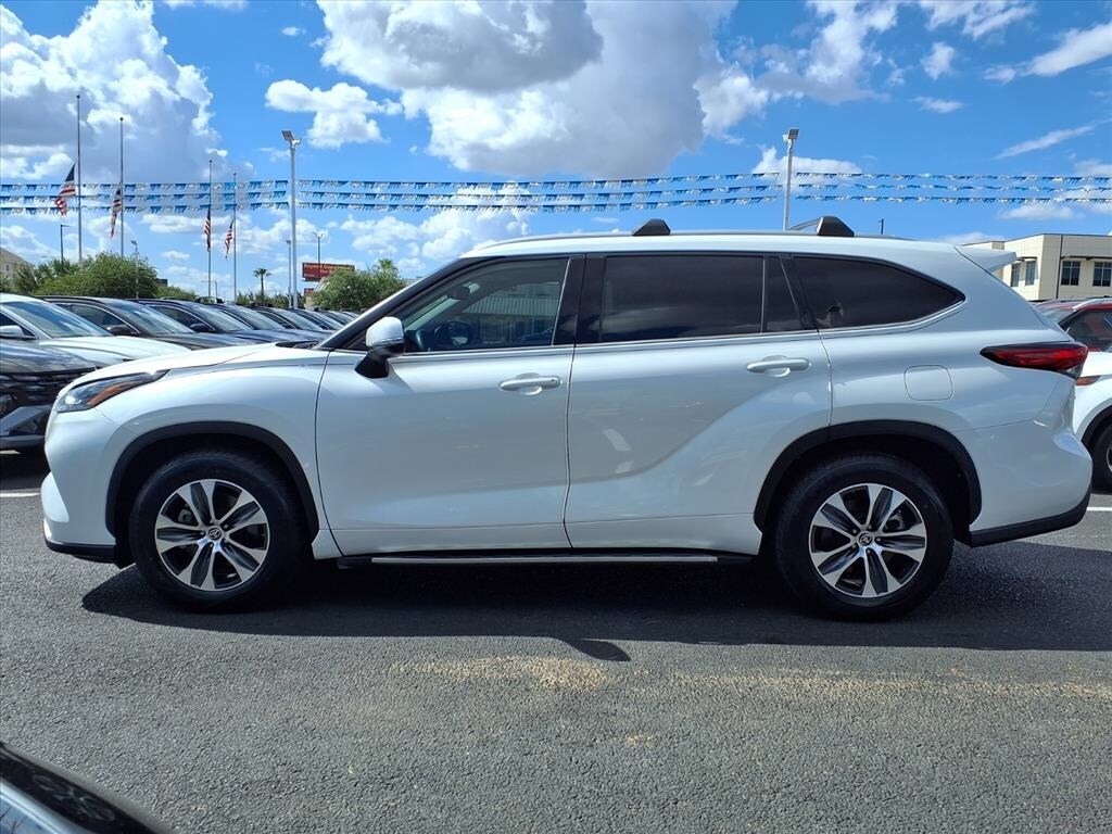 2022 Toyota Highlander XLE photo 2