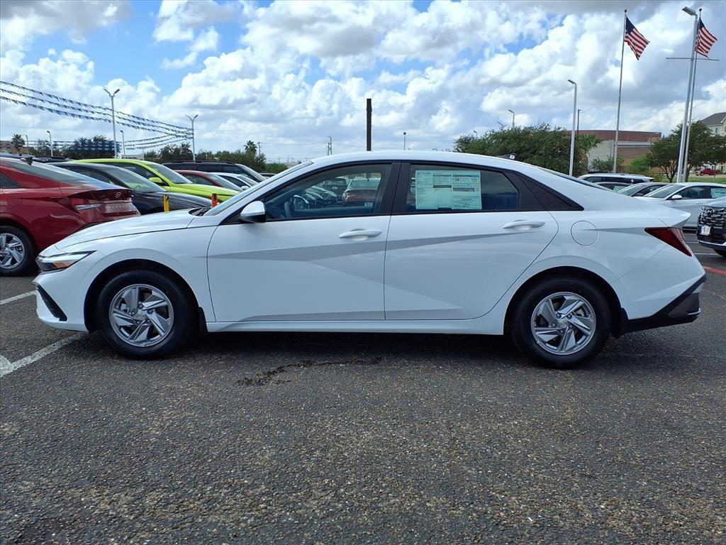 2025 Hyundai Elantra SE photo 2