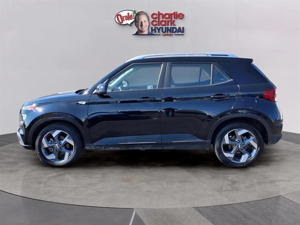 2024 Hyundai Venue SEL photo 2