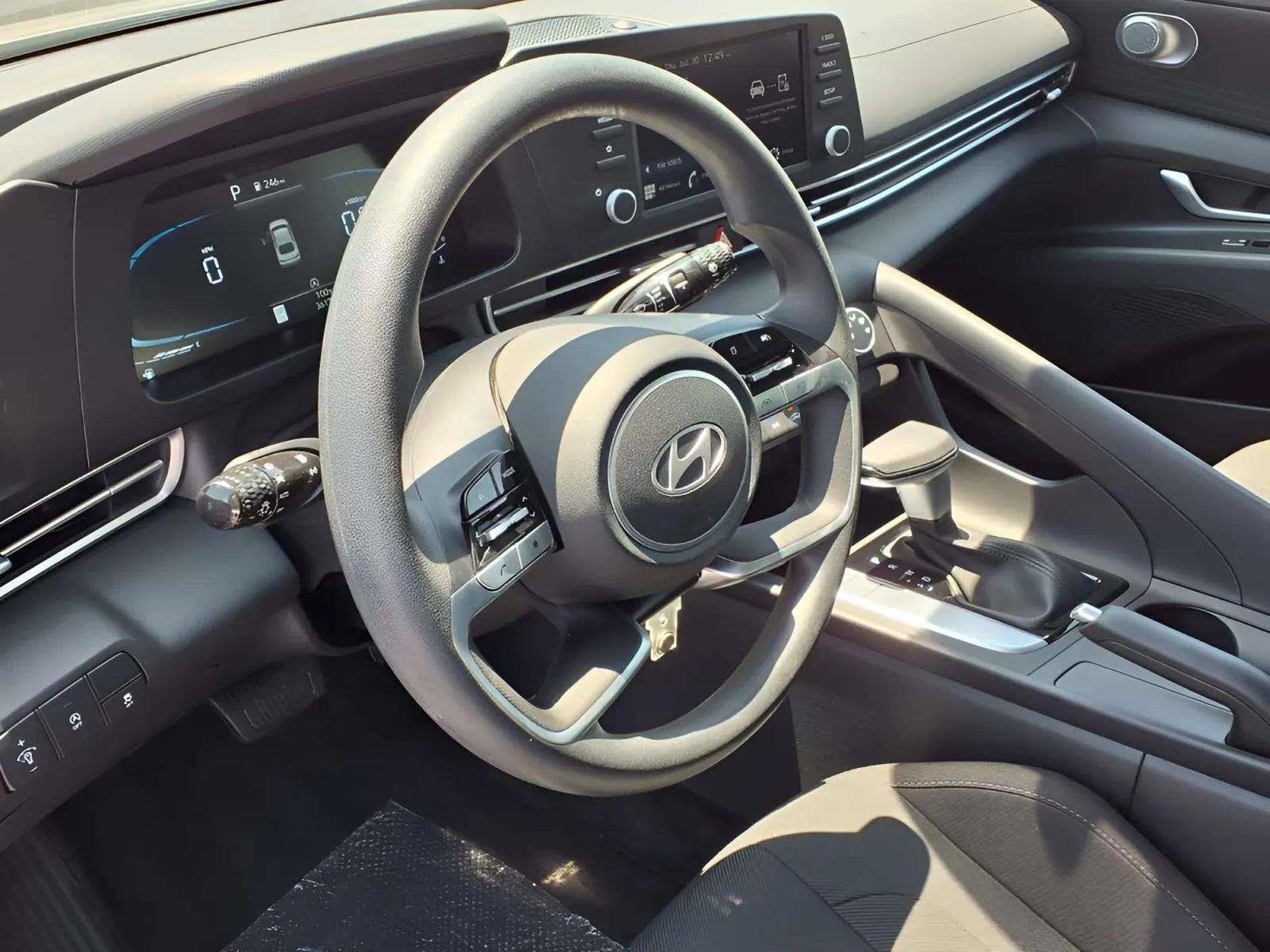 2025 Hyundai Elantra SE - Photo 14