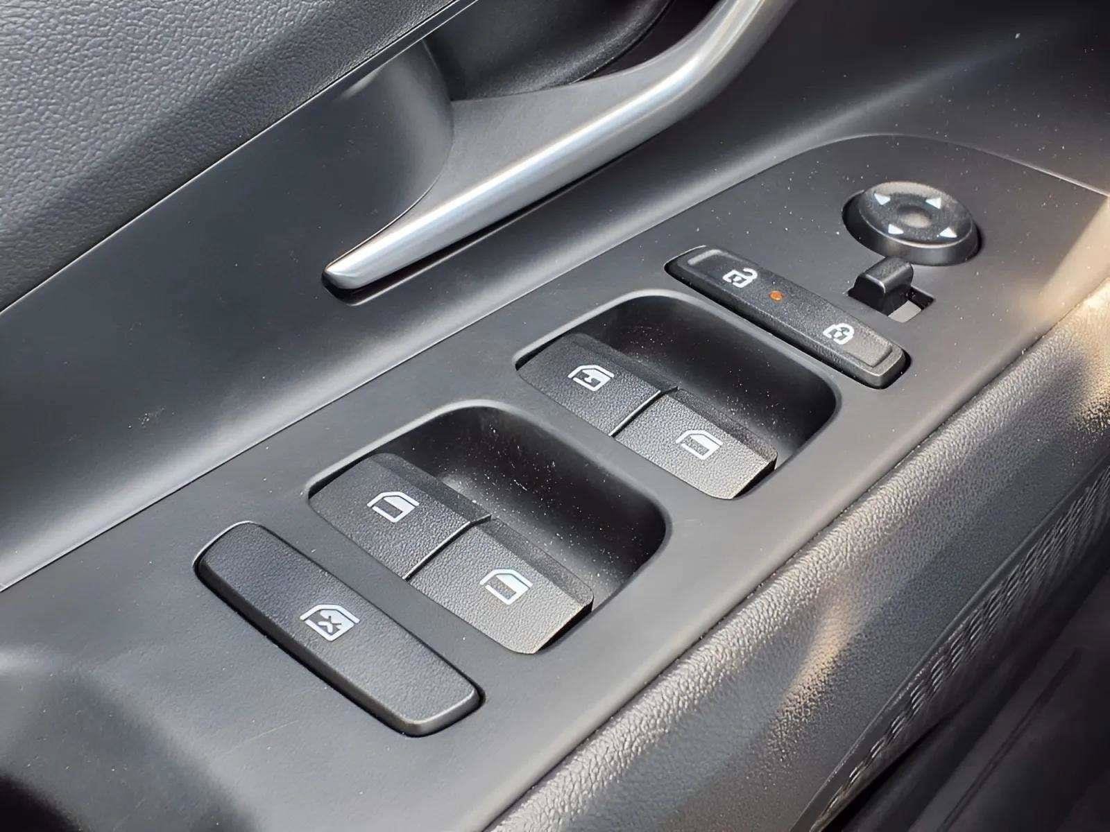 2025 Hyundai Elantra SE - Photo 17
