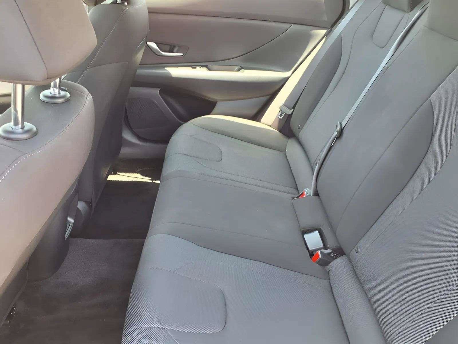 2025 Hyundai Elantra SE - Photo 9
