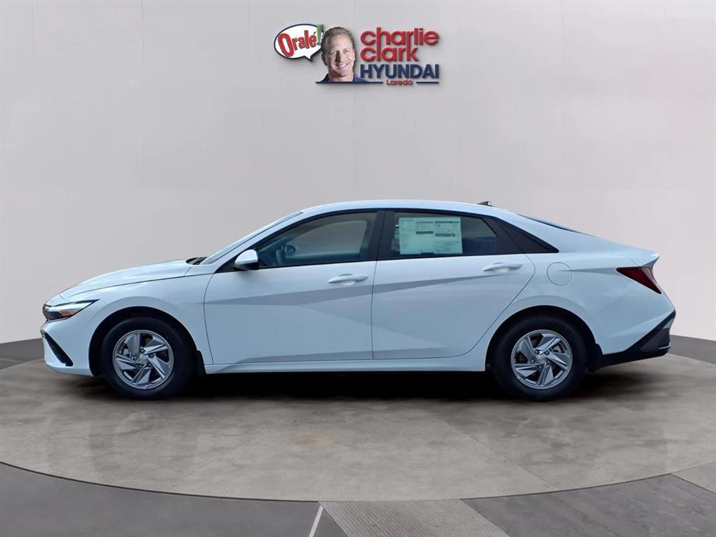 2025 Hyundai Elantra SE photo 2