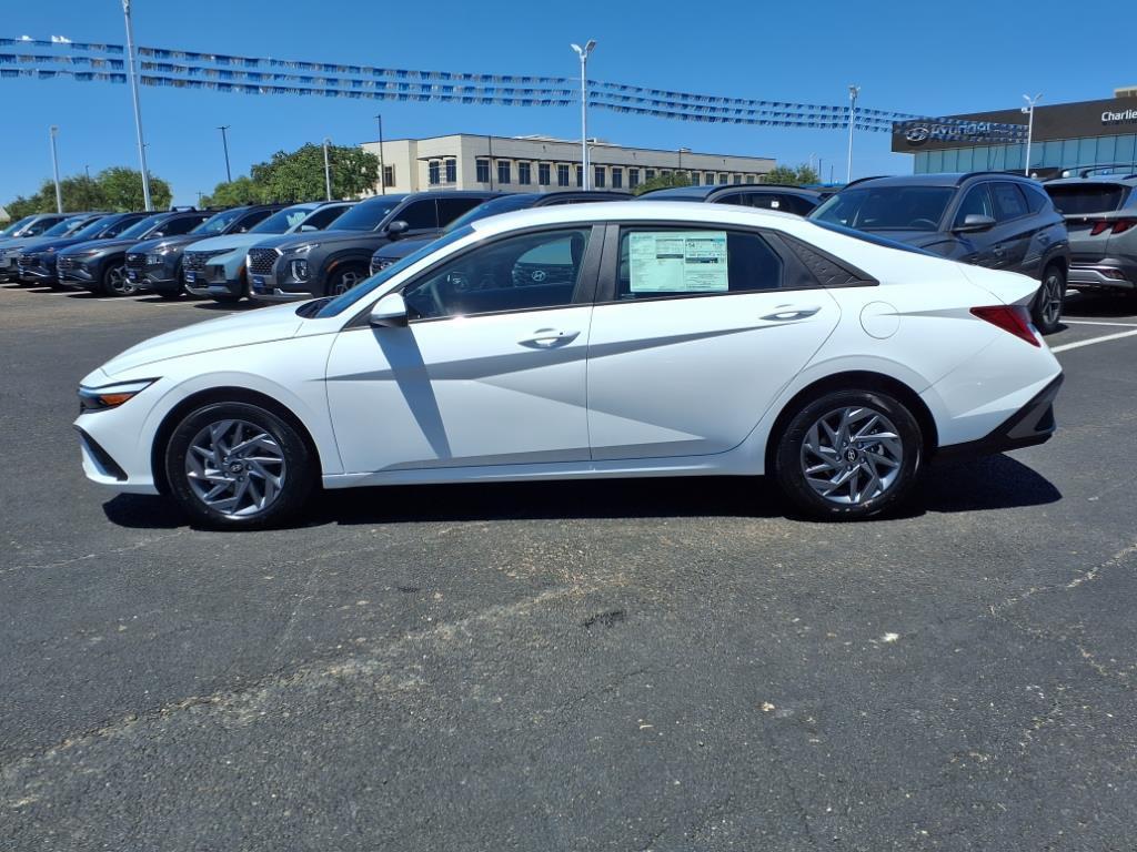 2025 Hyundai Elantra Hybrid photo 2