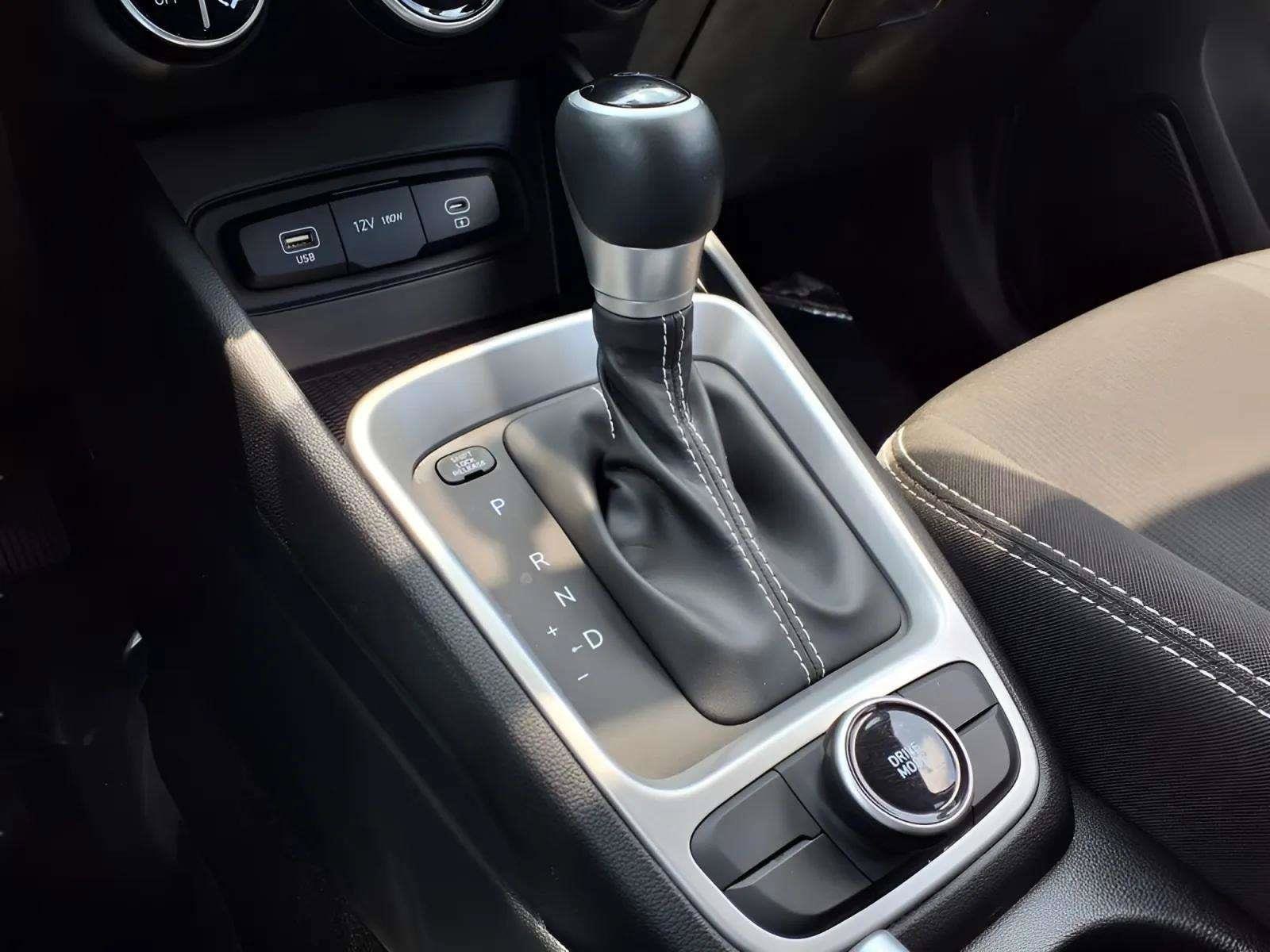 2024 Hyundai Venue SEL - Photo 14