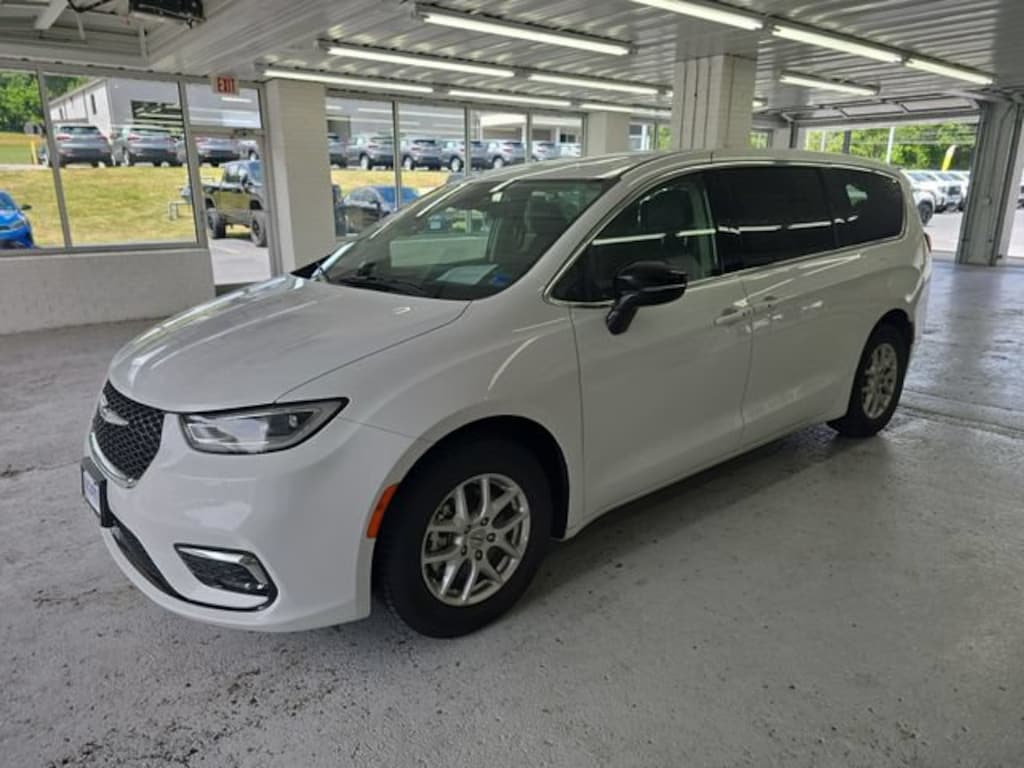 Used 2024 Chrysler Pacifica Touring L