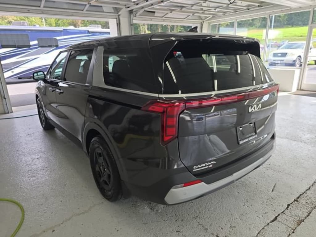Used 2025 Kia Carnival MPV LXS Minivan