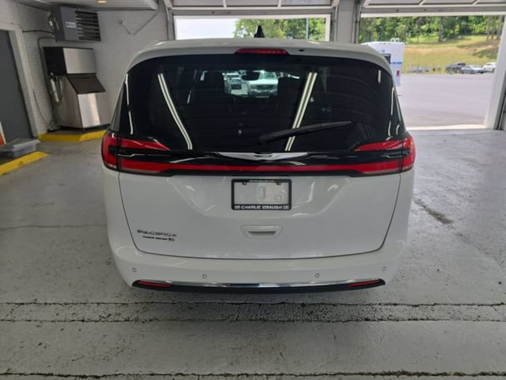 Used 2024 Chrysler Pacifica Touring L