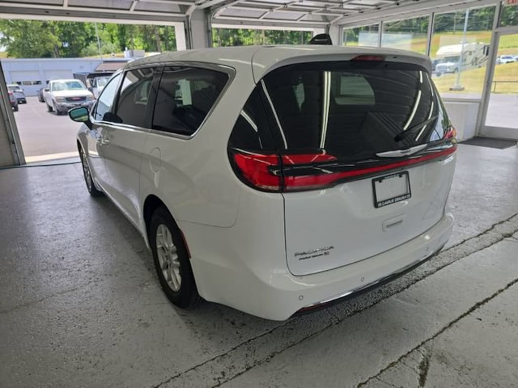 Used 2024 Chrysler Pacifica Touring L