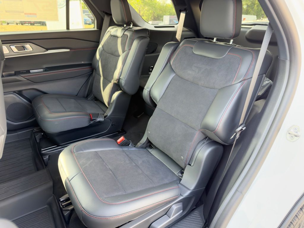 2026 Ford Explorer ST - Photo 7