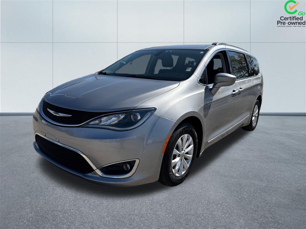 2017 Chrysler Pacifica Touring L photo 2