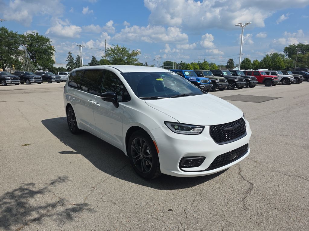 2026 Chrysler Pacifica photo 3