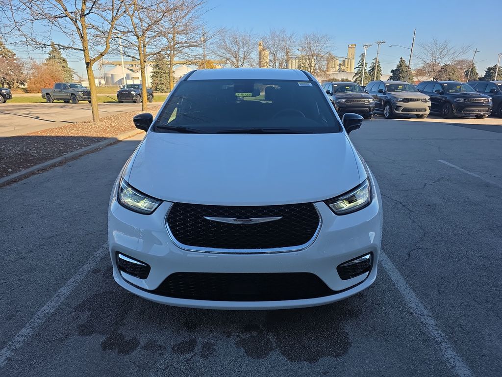 2026 Chrysler Pacifica Select's photo