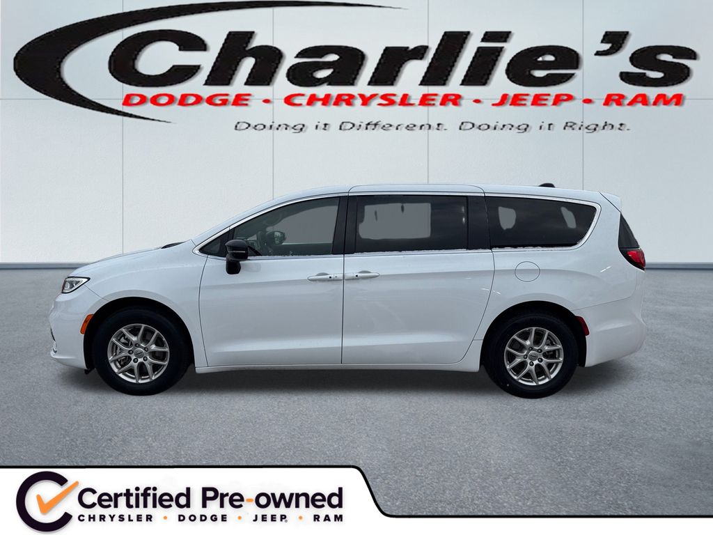 2025 Chrysler Pacifica Select's photo