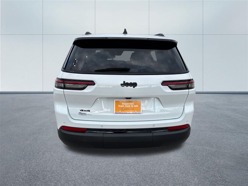 2023 Jeep Grand Cherokee Laredo Altitude photo 3