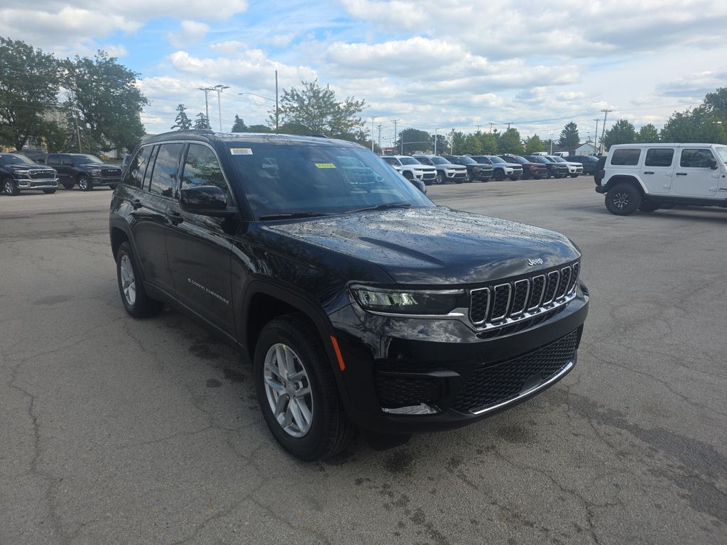 2025 Jeep Grand Cherokee Laredo photo 3