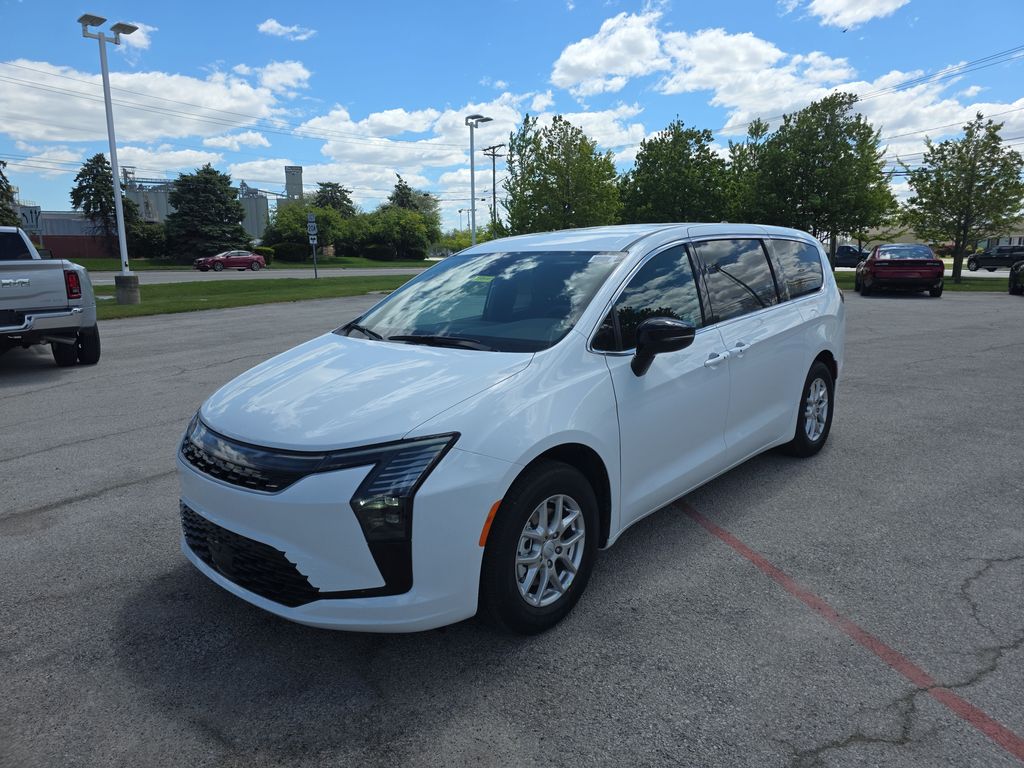 2027 Chrysler Pacifica Select's photo