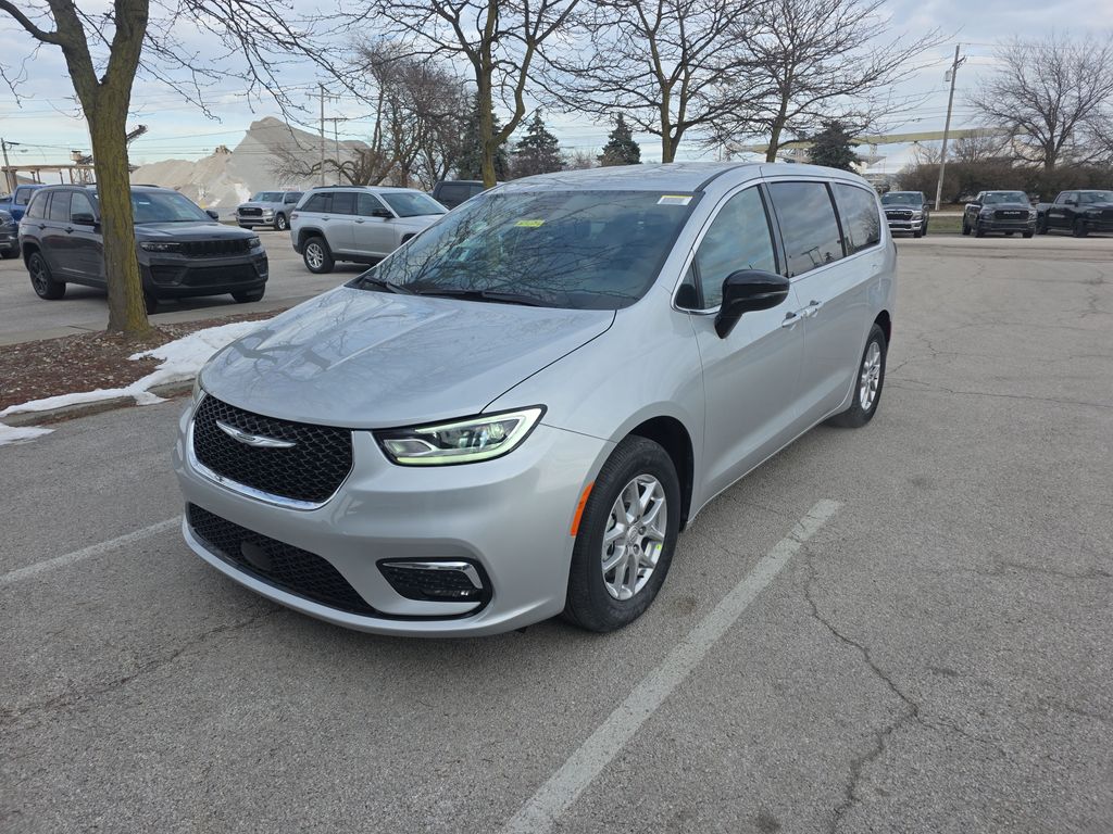 2026 Chrysler Pacifica Select's photo