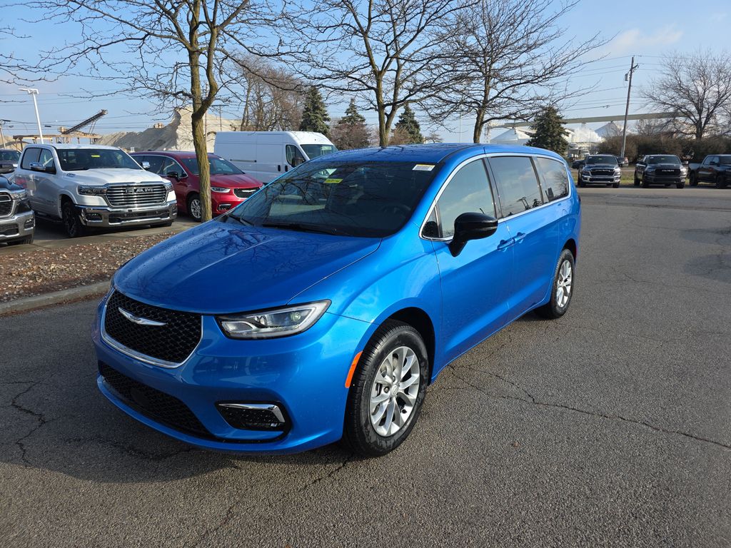 2026 Chrysler Pacifica Select's photo