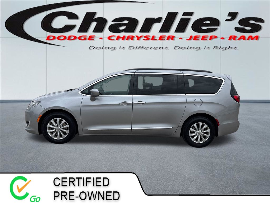 2017 Chrysler Pacifica Touring-L's photo
