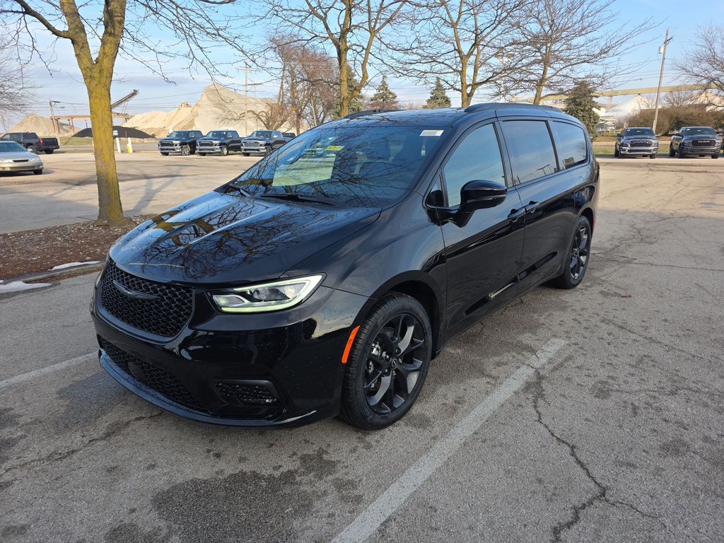 2026 Chrysler Pacifica Select's photo