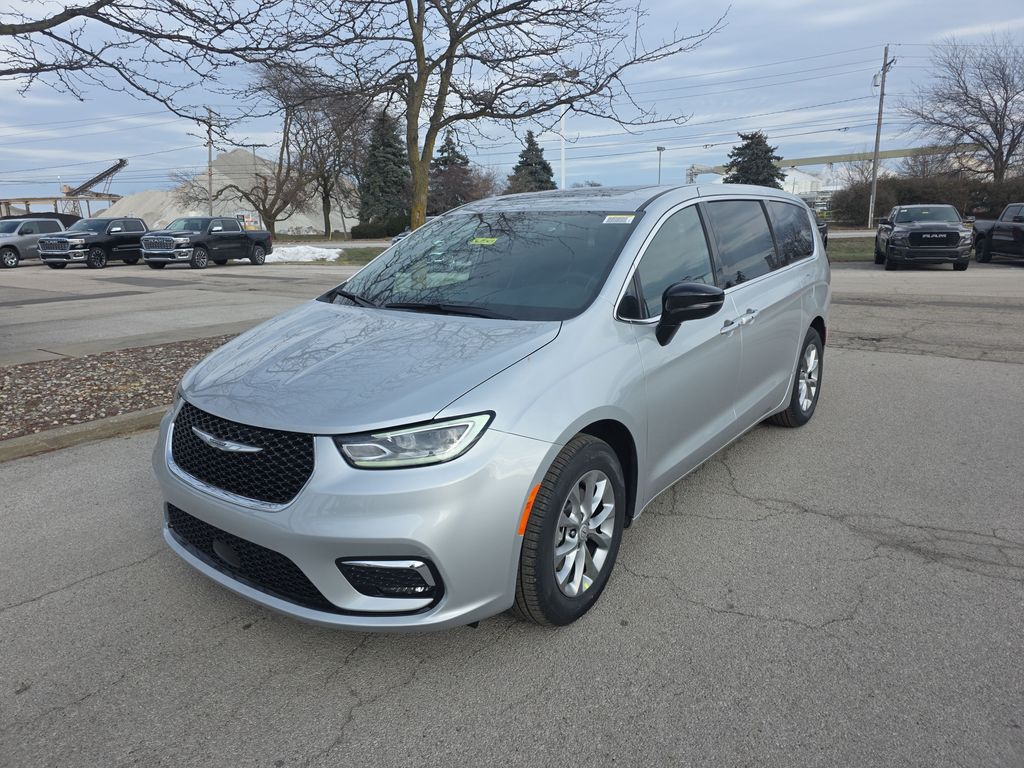 2026 Chrysler Pacifica Limited's photo