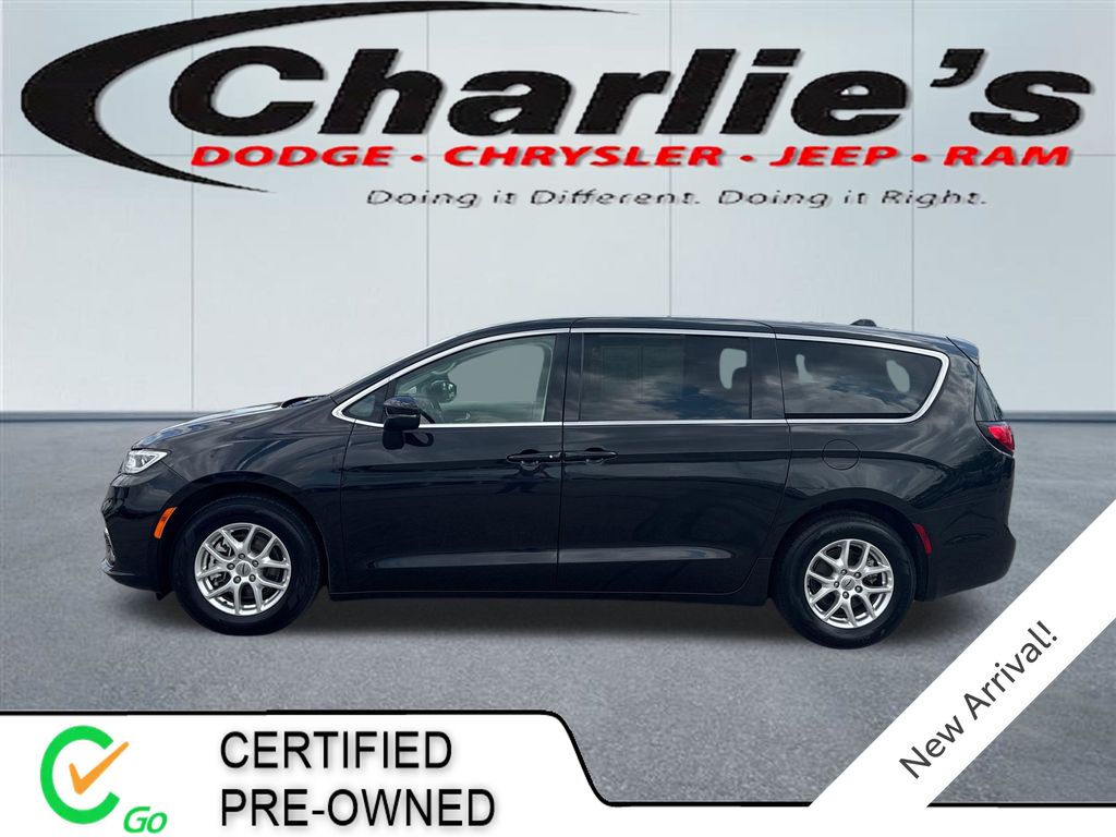 2023 Chrysler Pacifica Touring L's photo