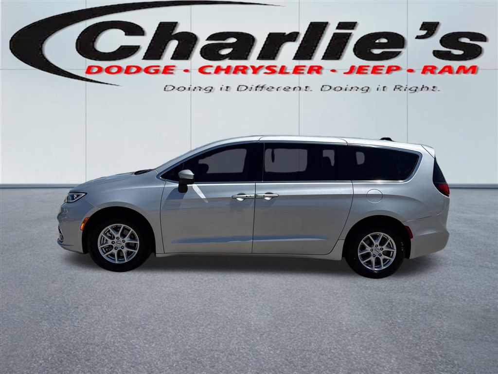 2023 Chrysler Pacifica Touring L's photo