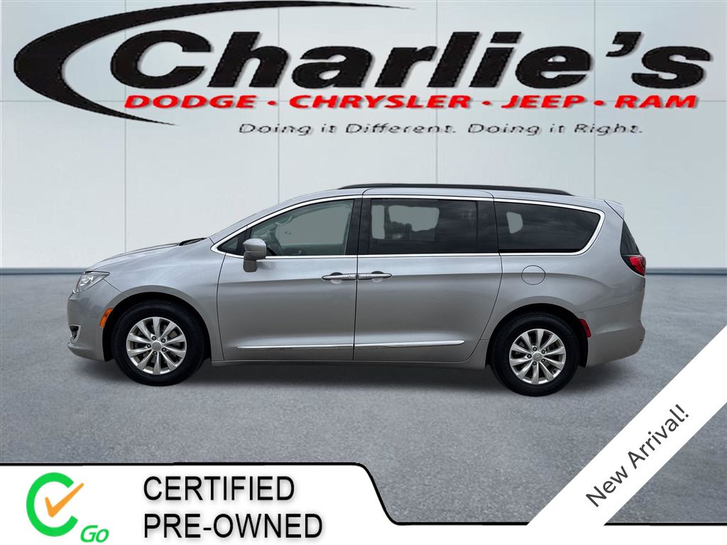 2017 Chrysler Pacifica Touring-L's photo