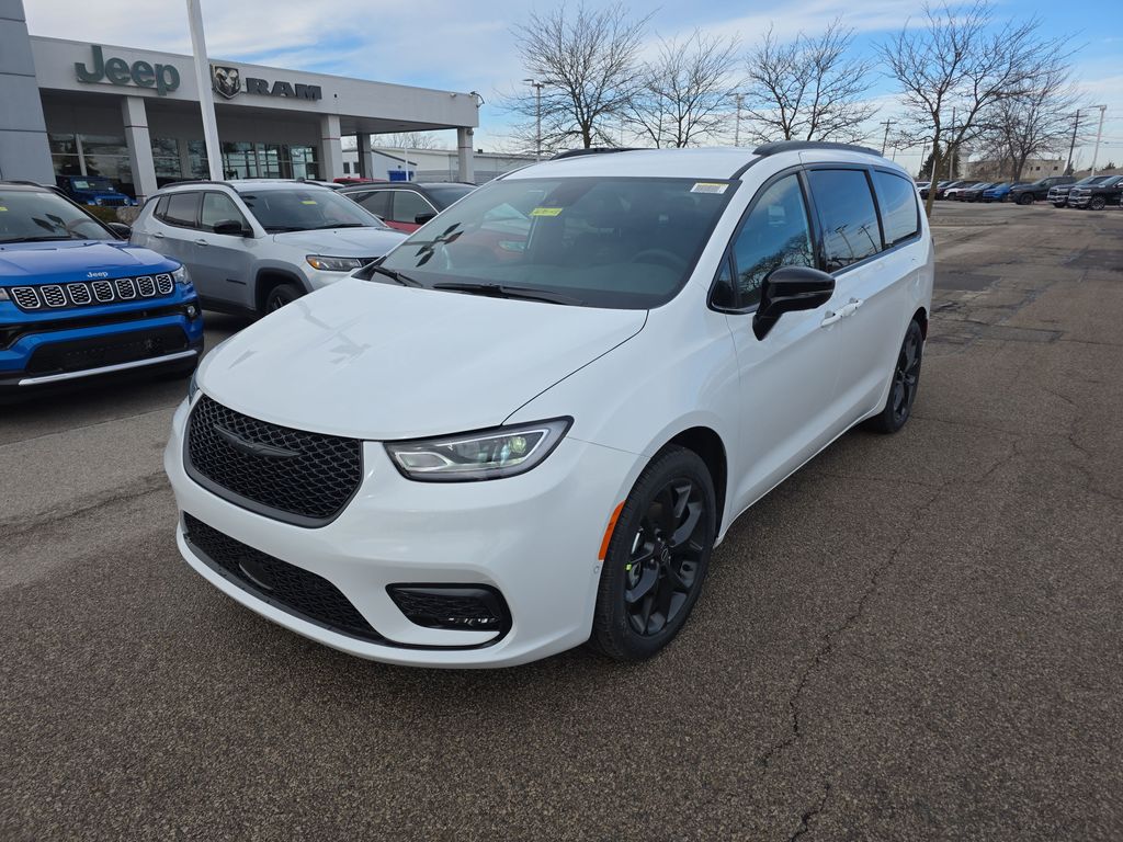 2026 Chrysler Pacifica Select's photo