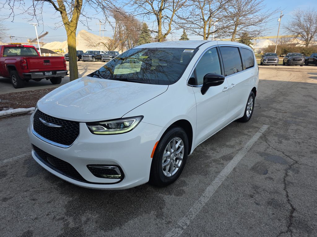 2026 Chrysler Pacifica Select's photo