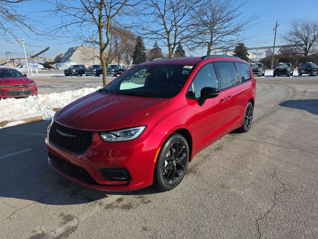 2026 Chrysler Pacifica Select's photo