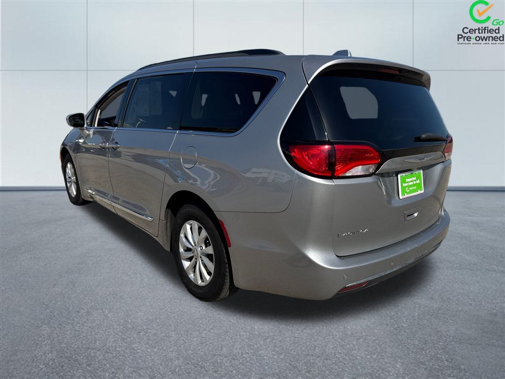 2017 Chrysler Pacifica Touring L photo 3