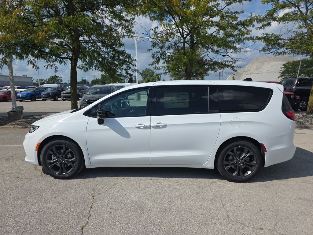 2026 Chrysler Pacifica photo 4