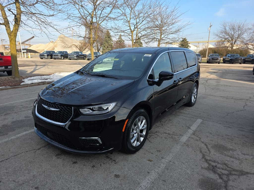 2026 Chrysler Pacifica Limited's photo