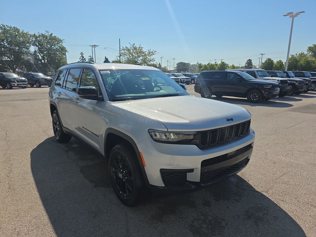 2025 Jeep Grand Cherokee Altitude photo 3