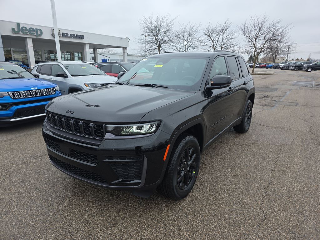 2026 Jeep Grand Cherokee Altitude's photo
