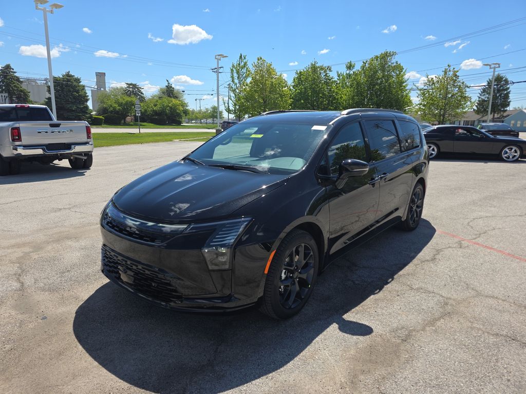 2027 Chrysler Pacifica Limited's photo