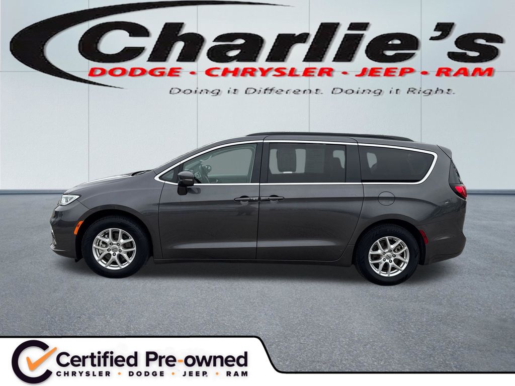 2022 Chrysler Pacifica Touring L's photo