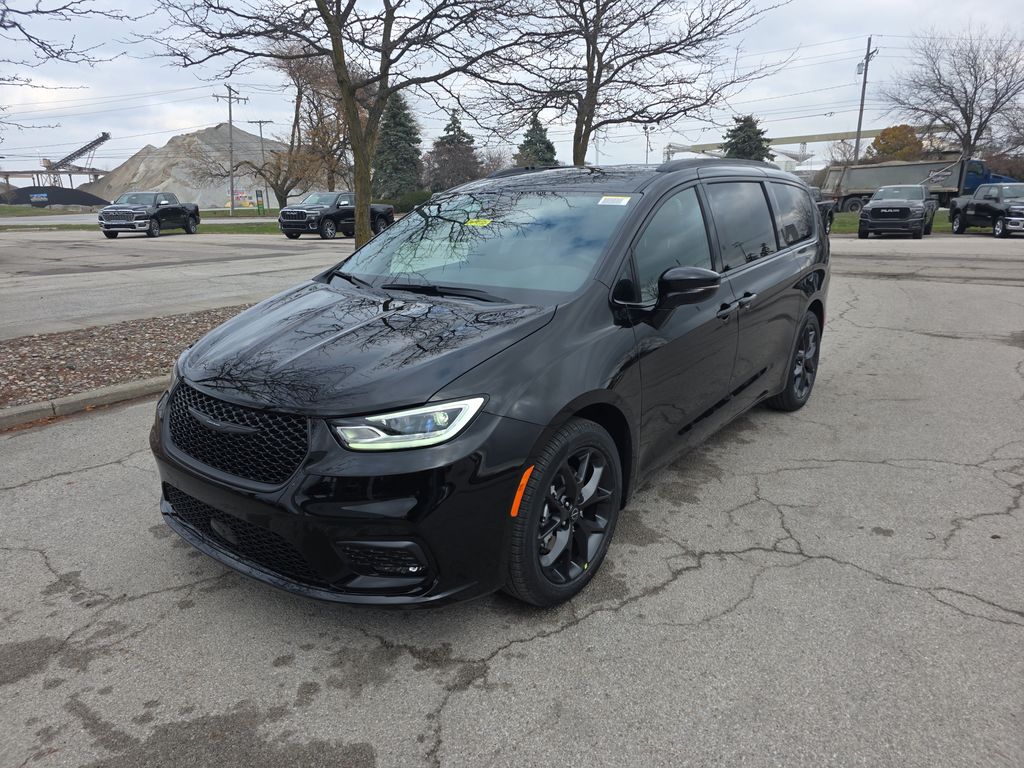 2026 Chrysler Pacifica Select's photo