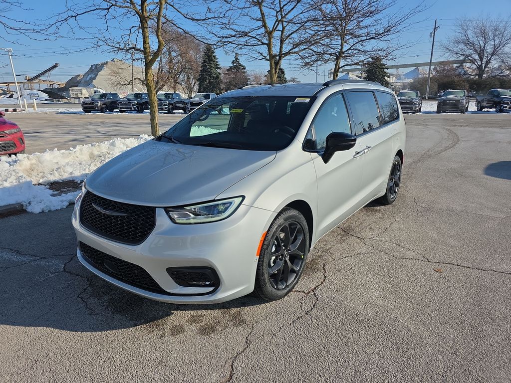 2026 Chrysler Pacifica Select's photo