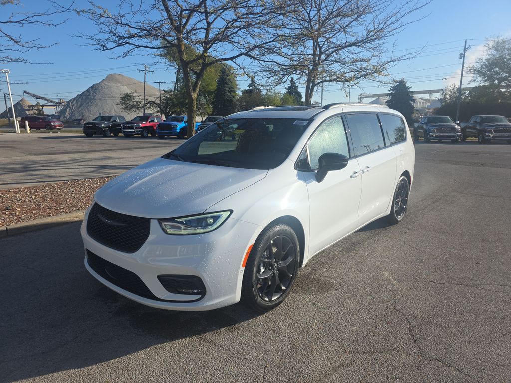 2026 Chrysler Pacifica Limited's photo