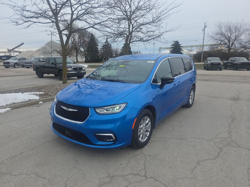 2026 Chrysler Pacifica Select's photo