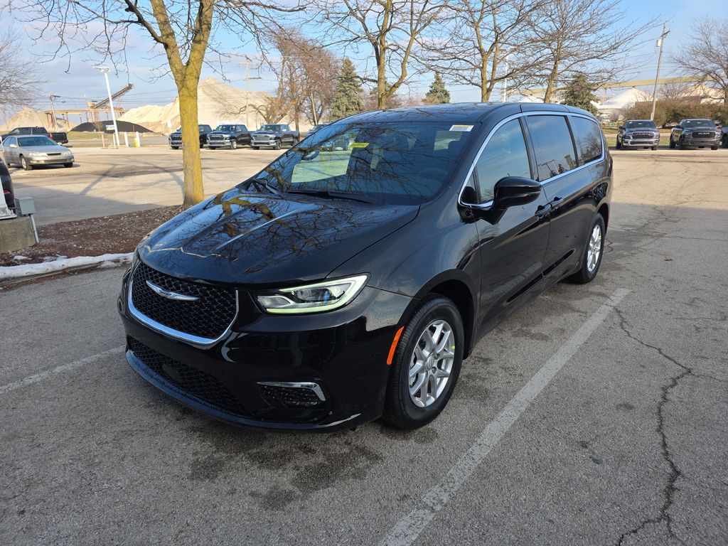2026 Chrysler Pacifica Select's photo
