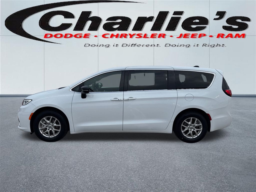 2025 Chrysler Pacifica Select's photo