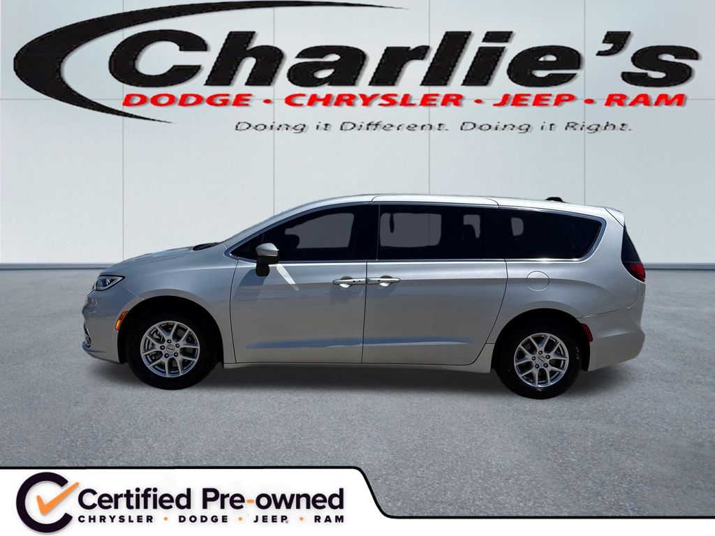 2023 Chrysler Pacifica Touring L's photo