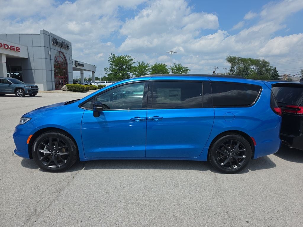 2026 Chrysler Pacifica Select's photo