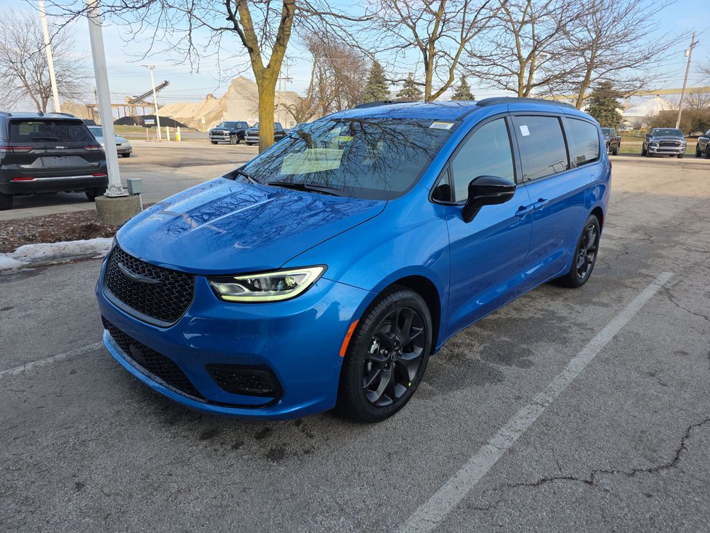 2026 Chrysler Pacifica Select's photo