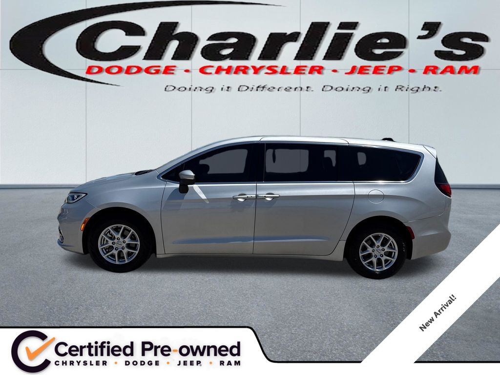 2023 Chrysler Pacifica Touring L's photo