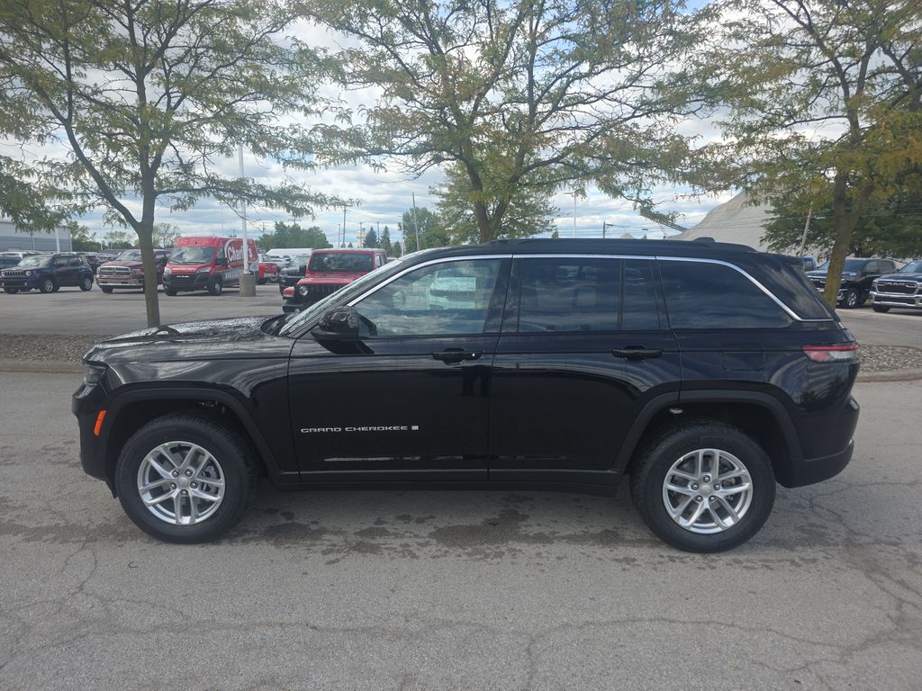 2025 Jeep Grand Cherokee Laredo photo 4